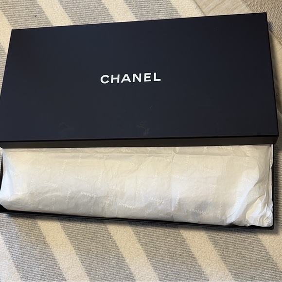 Vintage CHANEL INTERLOCKING CC LOGO SILK SCARF 34" - Picture 5 of 5